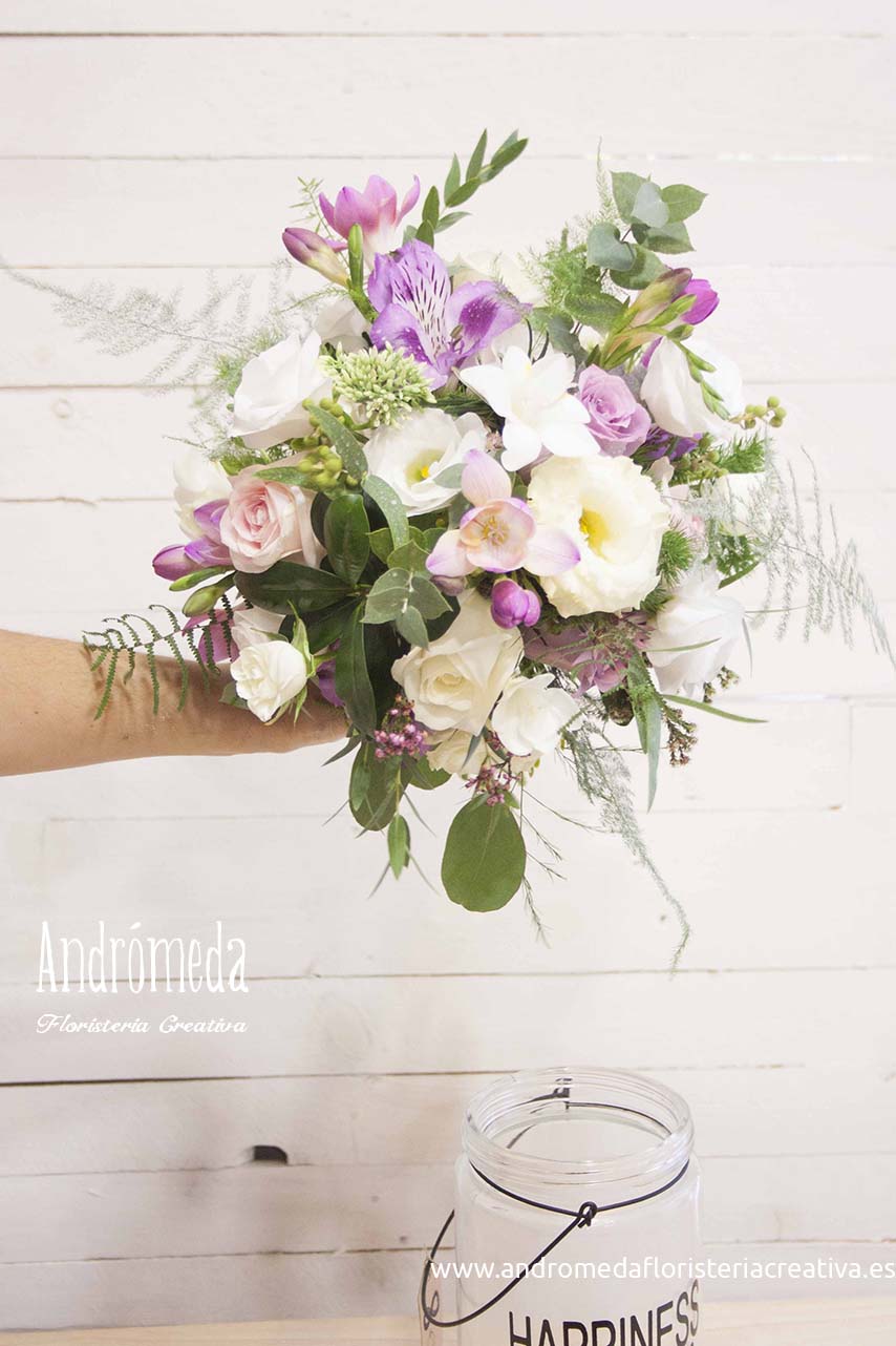 Ramo de novia silvestre con flores románticas