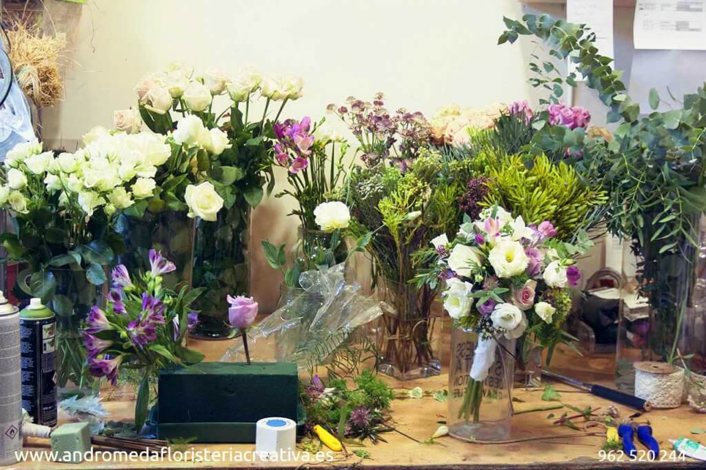 Ramo de novia silvestre con flores románticas