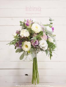 Ramo de novia silvestre con flores románticas