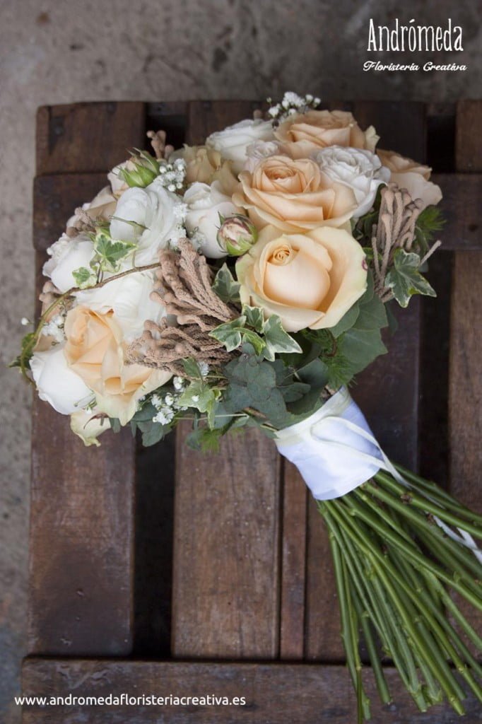 Ramo de novia de rosas peach