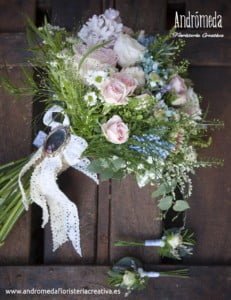 Ramo de novia de rosas y flores silvestres