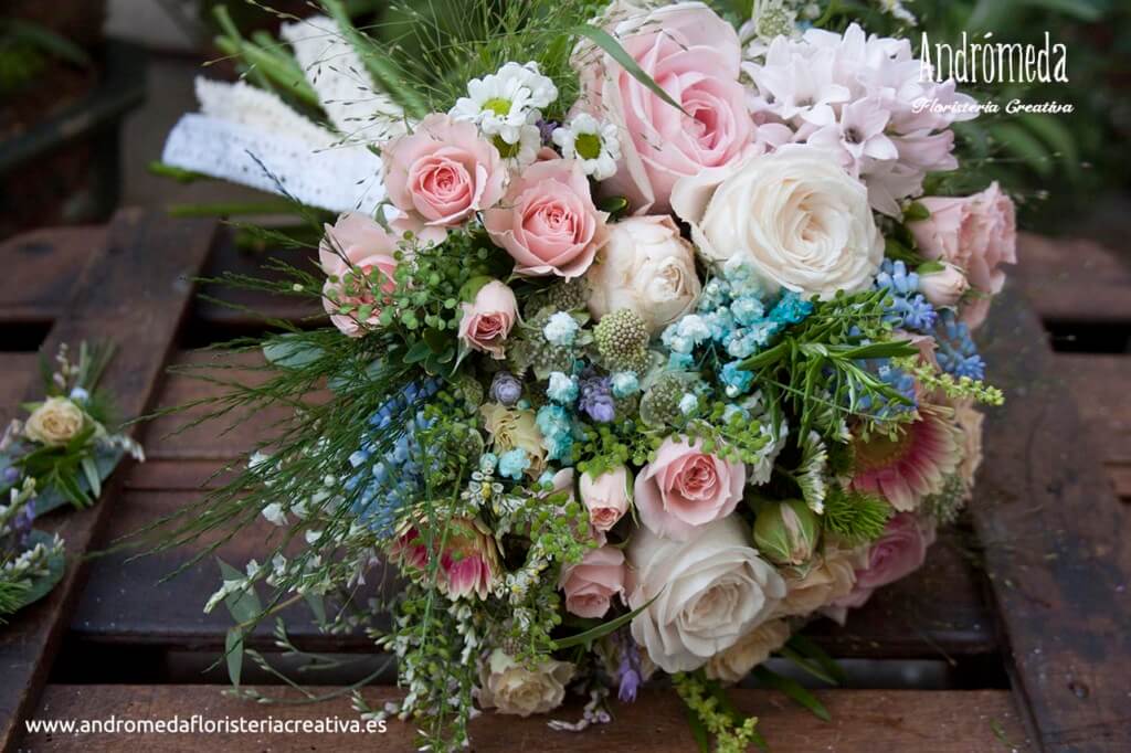 Ramo de novia de rosas y flores silvestres