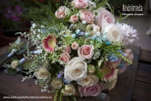 Ramo de novia de rosas y flores silvestres