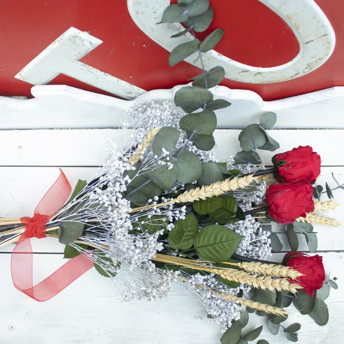 Drei, ramo con tres rosas