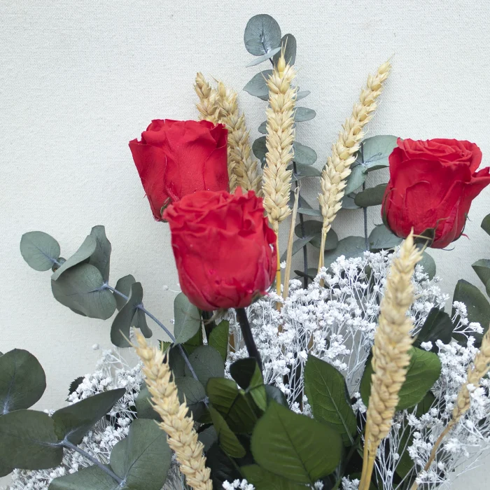 Drei, ramo con tres rosas