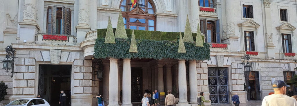 INSTALACION_FLORAL_NAVIDEÑA_AYUNTAMIENTO_VALENCIA_LINA_ROIG_DEBORA_RODRIGO