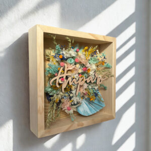 Cuadro personalizado Factae Classic con nombre en madera y flores secas en tonos vivos y coloridos.