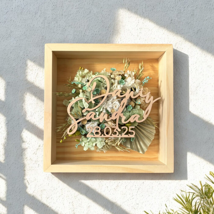 Cuadro personalizado Factae Classic con nombre en madera y flores secas en tonos verdes.