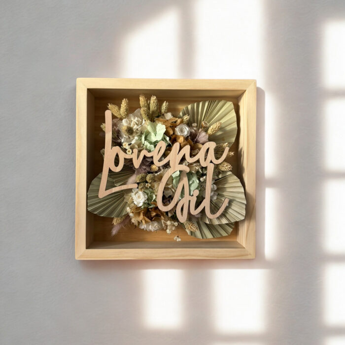 Cuadro Factae Classic personalizado con nombre en madera y flores secas en colores personalizados.