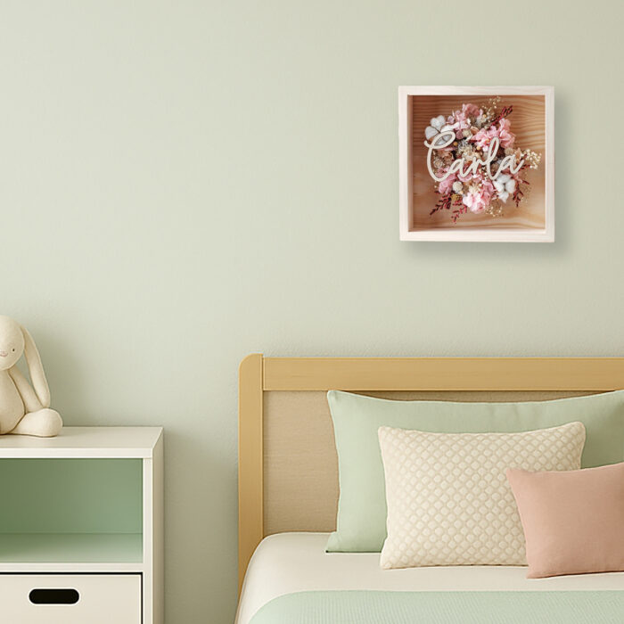 Cuadro personalizado con flores secas y nombre en madera – Facta Botanica