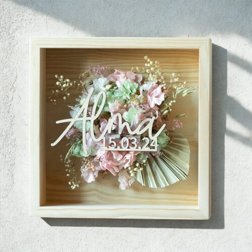 Cuadro personalizado con flores secas y nombre en madera – Facta Botanica