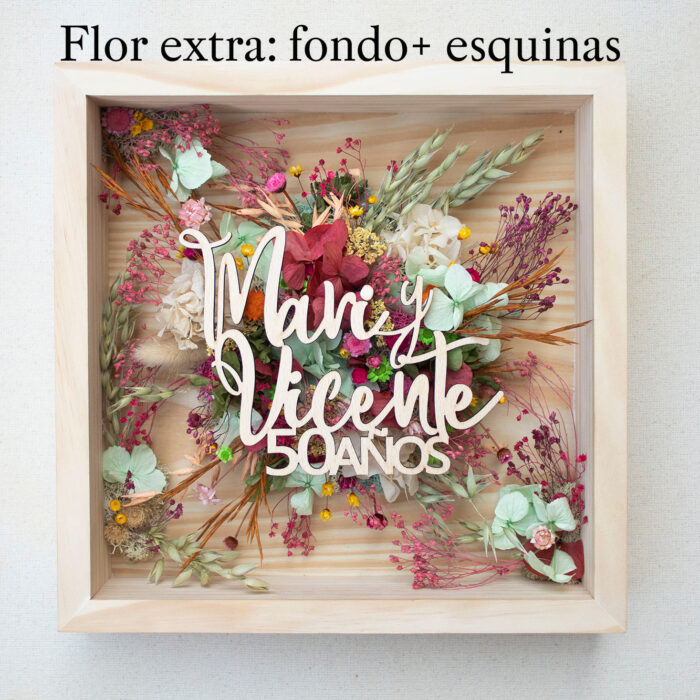 Cuadro personalizado Factae Classic con nombre en madera y flor abundante en composición artesanal.