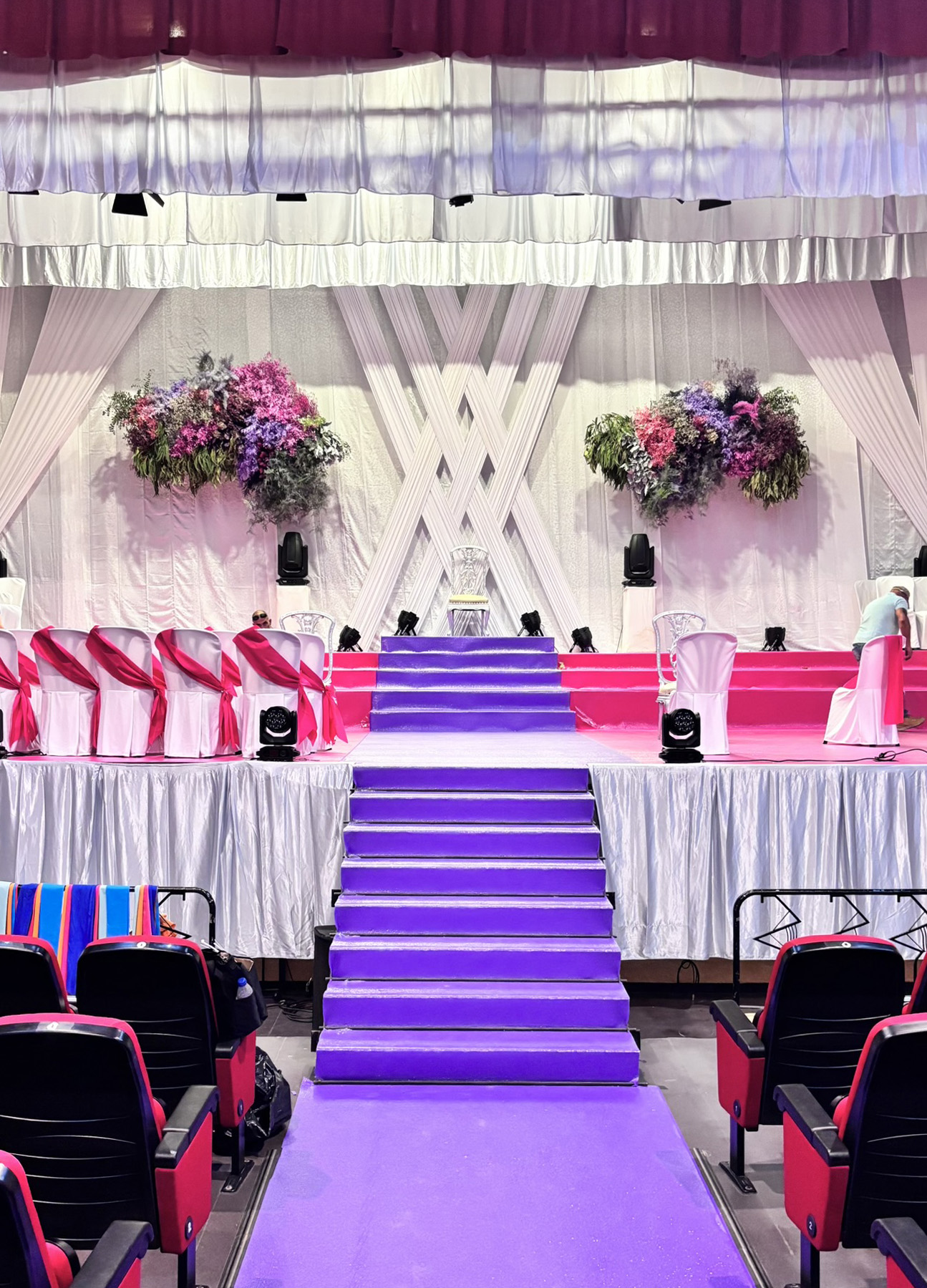 Escenario con dos instalaciones florales de gran formato para la presentación de las fiestas locales de Cheste, decoración floral artística para eventos y presentaciones