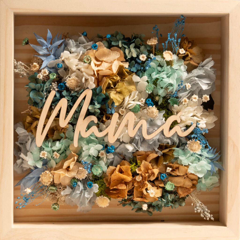 Cuadro floral personalizado con nombre en madera y flores preservadas. Tamaño 30 x 30 cm