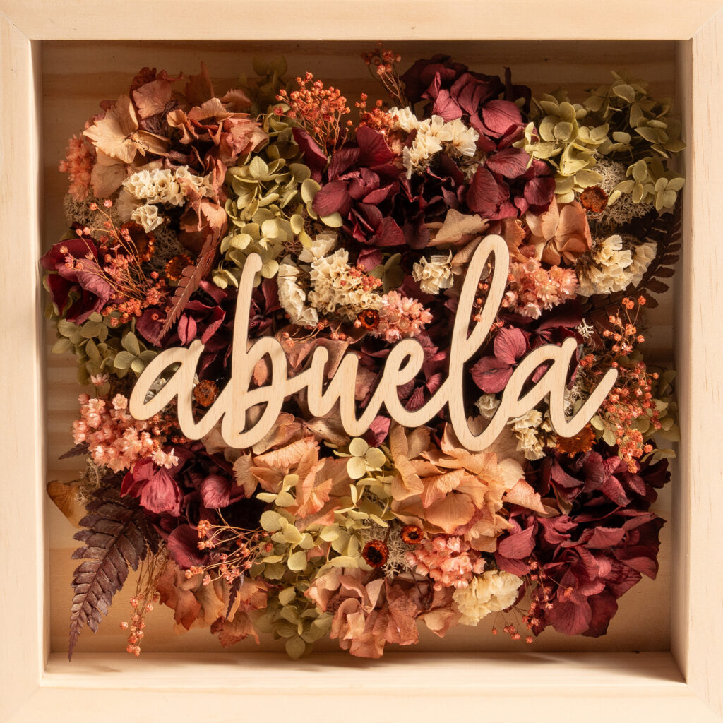 Cuadro floral personalizado con nombre en madera y flores preservadas. Tamaño 30 x 30 cm