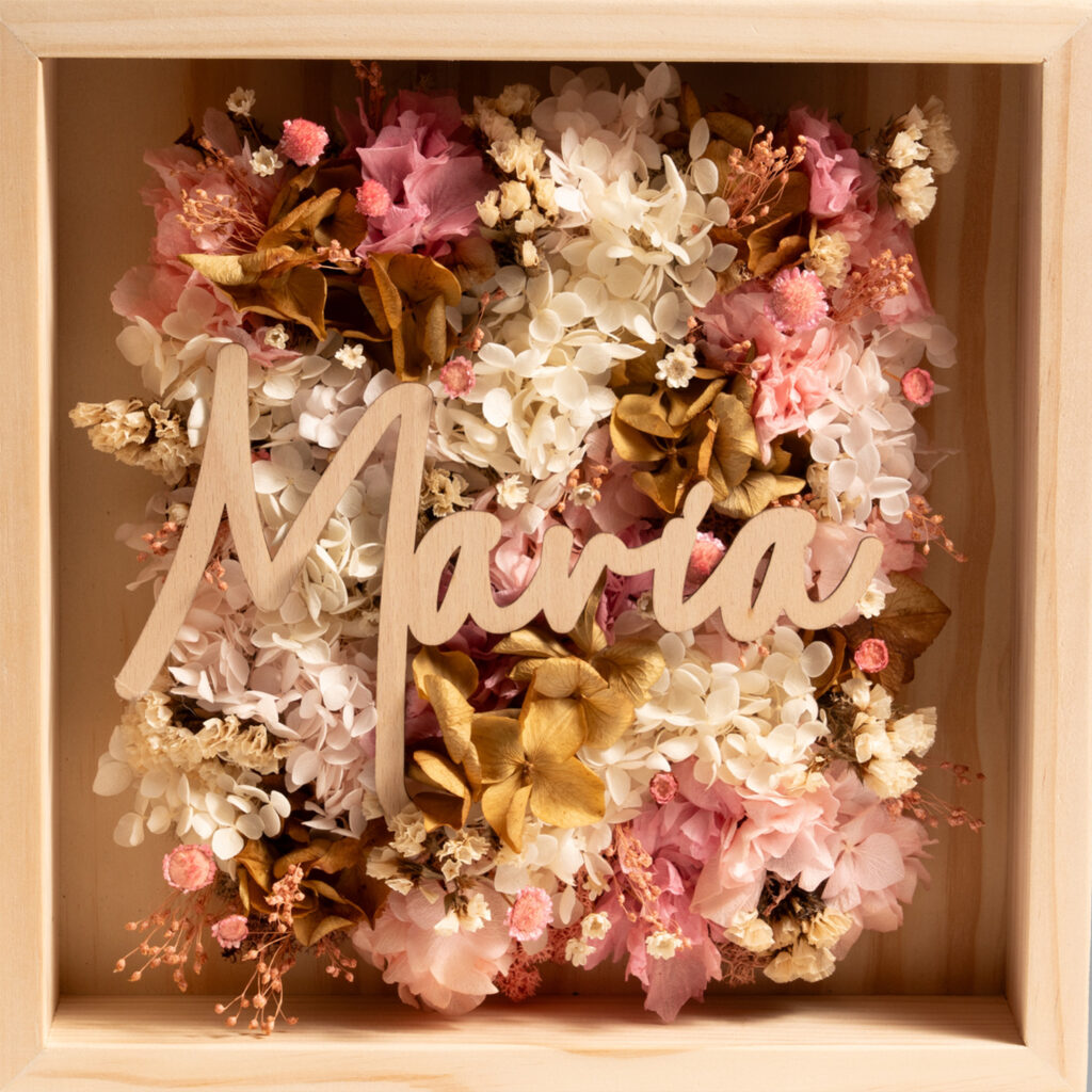Cuadro floral personalizado con nombre en madera y flores preservadas. Tamaño 30 x 30 cm