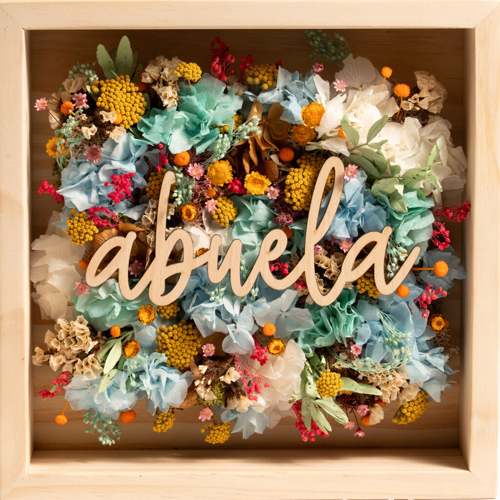 Cuadro floral personalizado con nombre en madera y flores preservadas. Tamaño 30 x 30 cm