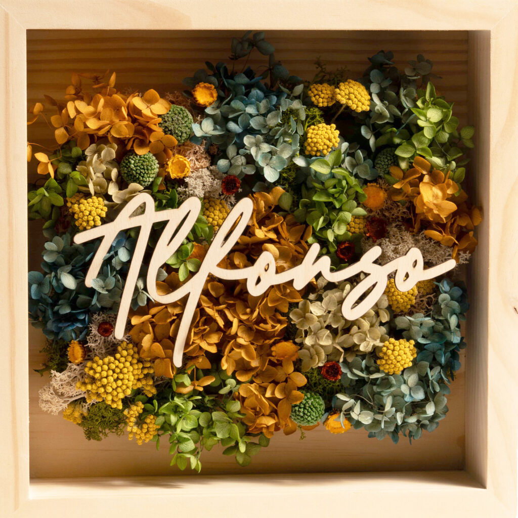 Cuadro floral personalizado con nombre en madera y flores preservadas. Tamaño 30 x 30 cm