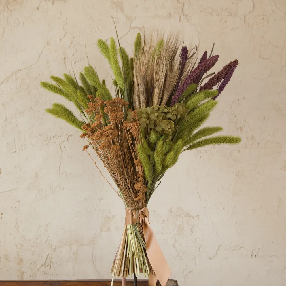 Ramo de flores secas Natur en verde lima, morado y cobre, de la colección Templo de Facta Botanica