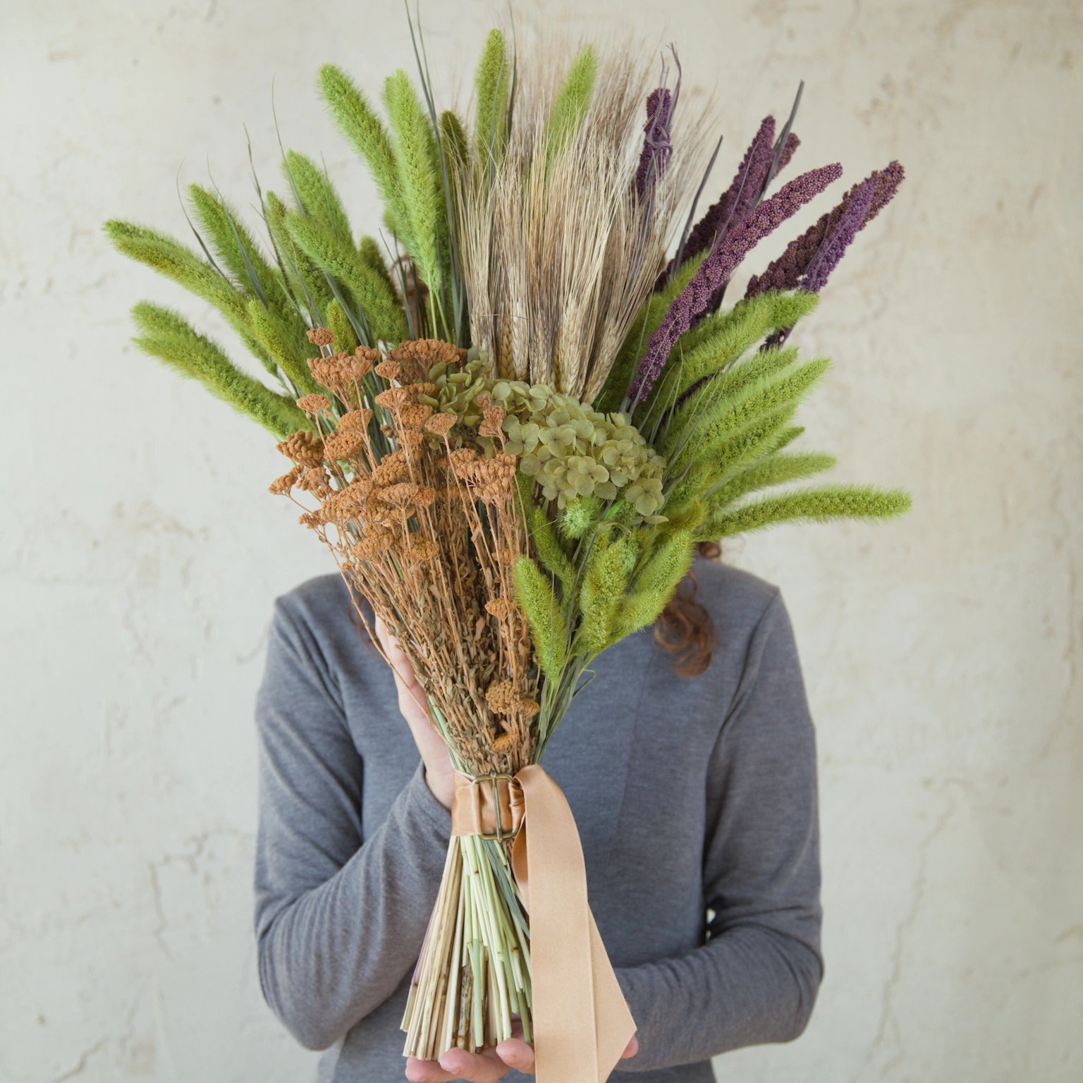 Ramo natur, con flores secas y preservadas tipo espigas en marrón y verde